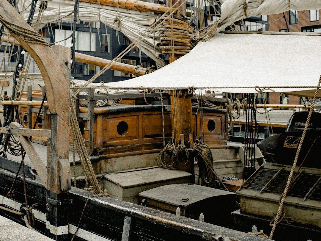 Houten zeilschip met zeilen, touwen en nautische uitrusting