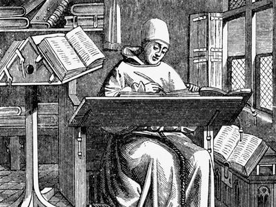 Middeleeuwse schrijver werkt aan een lessenaar tussen boeken